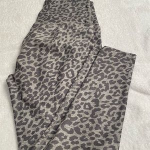 Beyond yoga Leopard SoftMark High Waisted Midi Legging